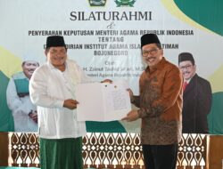 Wamenag RI Zainut Tauhid Serahkan SK Pendirian Kampus IAI Al Fatimah Bojonegoro